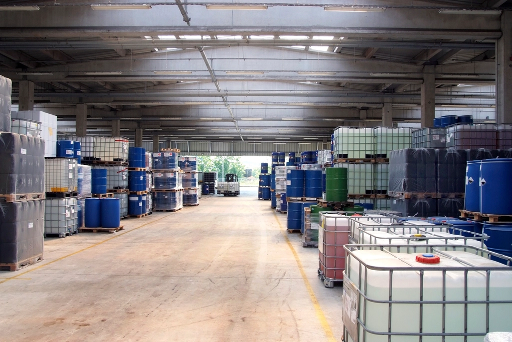 Interior de armazém com estantes e pavimento industrial contínuo