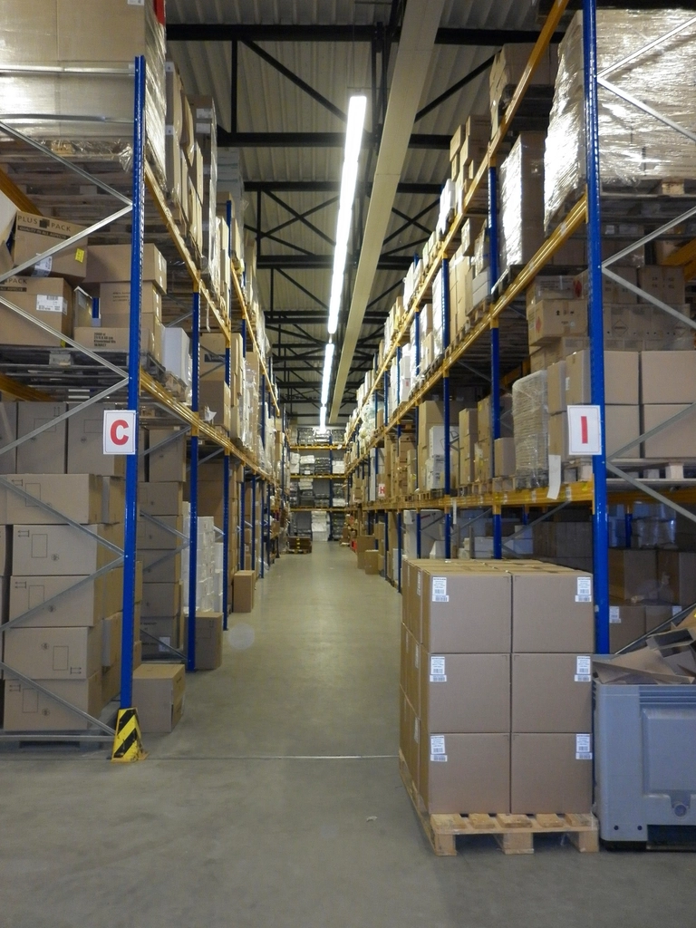 Unidade industrial com estantaria e pavimento de betão