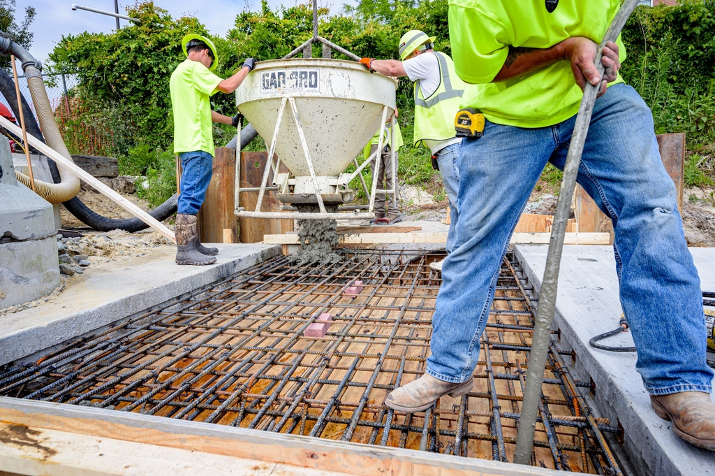 Betonagem sobre armadura em obra