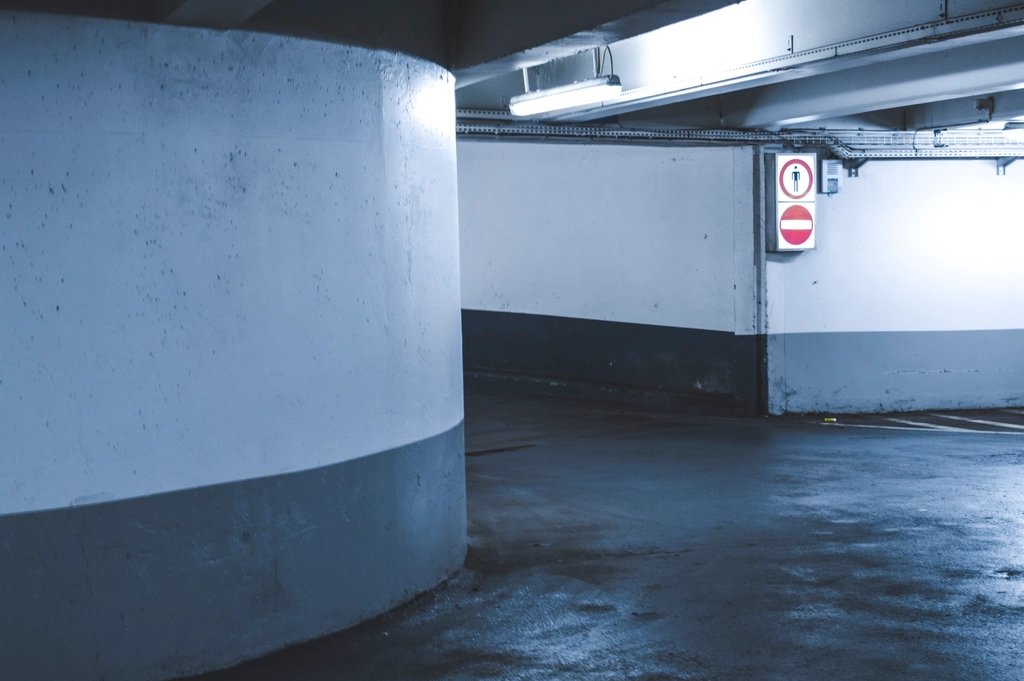 Parque de estacionamento subterrâneo com pavimento selado